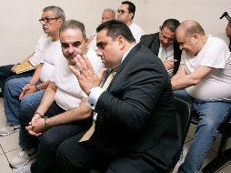 Tony Saca (centro, a la izquierda) habla con su abogado durante la audiencia final. AP/S. Melendez
