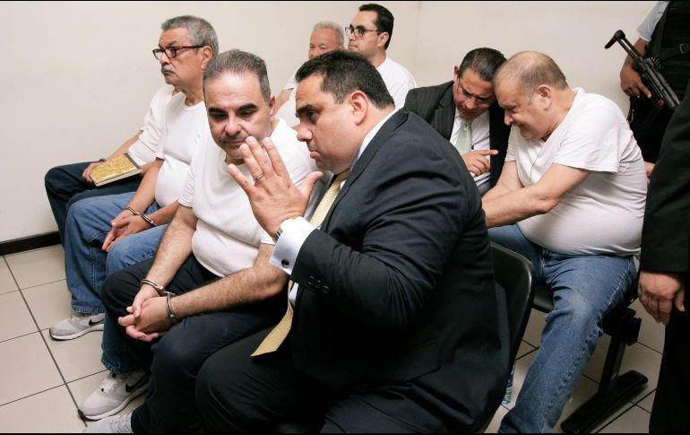 Tony Saca (centro, a la izquierda) habla con su abogado durante la audiencia final. AP/S. Melendez
