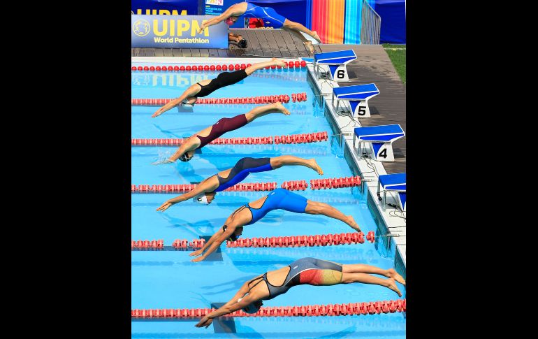 Competidoras en la final de natación femenina individual se ven durante el Campeonato Mundial de Pentatlón Moderno, en Ciudad de México. EFE/M. Guzmán