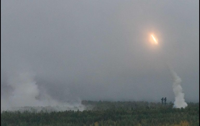 Militares rusos disparan misiles durante las maniobras militares Vostok-2018 en Telemba, Rusia. AFP/M. Antonov