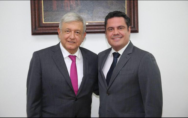 López Obrador (izq) recibió a Aristóteles Sandoval esta tarde en su casa de transición en la Ciudad de México. ESPECIAL
