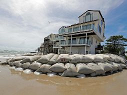 La marejada ciclónica causará que áreas normalmente “se inunden por un aumento del nivel” del mar que podría alcanzar entre 2.7 a 4 metros de altura. AP/C. Burton