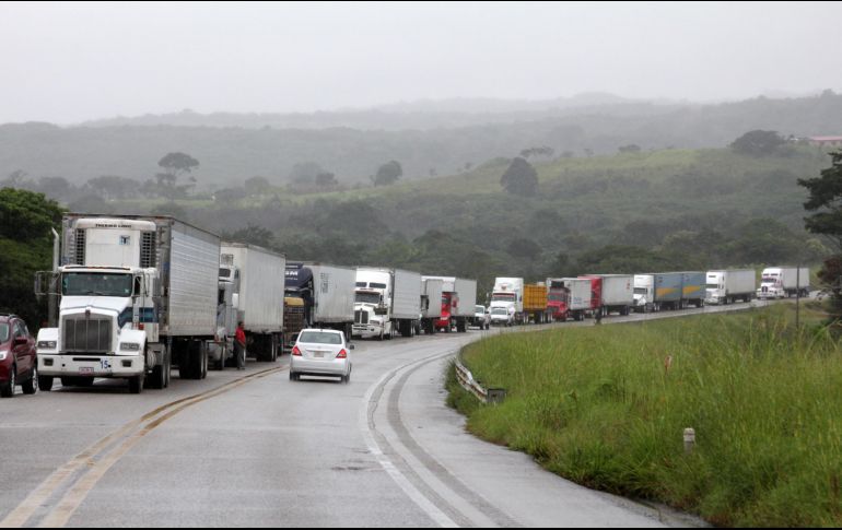 La protesta dejó varados a decenas de tráileres que transportan productos perecederos a los países centroamericanos. NOTIMEX/Arhcivo