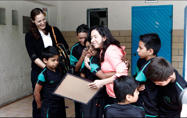 Jenny Pérez (centro) recibe afecto de los niños del Albergue Infantil Los Pinos A.C. EL INFORMADOR/A. Camacho