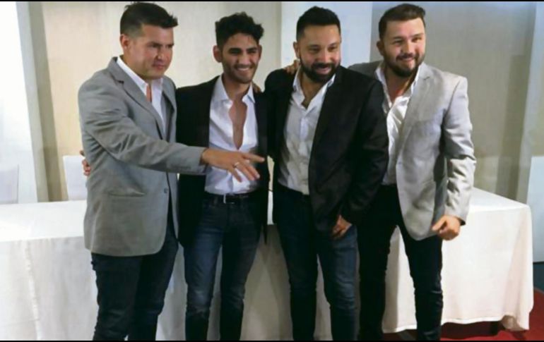 El segundo de izquierda a derecha, la nueva voz de El Recodo. EL UNIVERSAL