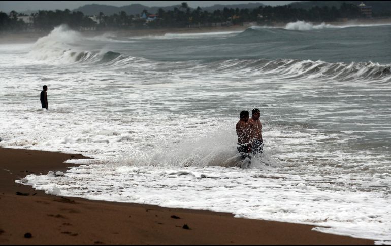 Debido a lo elevado de las olas, piden a los ciudadanos evitar caminar en la playa, no realizar deportes acuáticos, no nadar y retirar y salvaguardar embarcaciones pequeñas. EL INFORMADOR / ARCHIVO