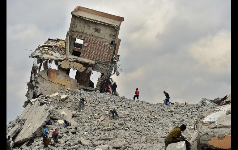 Habitantes rescatan material de construcción en el sitio de una demolición en Nairobi, Kenia, luego de que maquinaria del gobierno destruyó un centro comercial bajo el argumento de que se edificó ilegalmente sobre el lecho de un río. AFP/T. Karumba