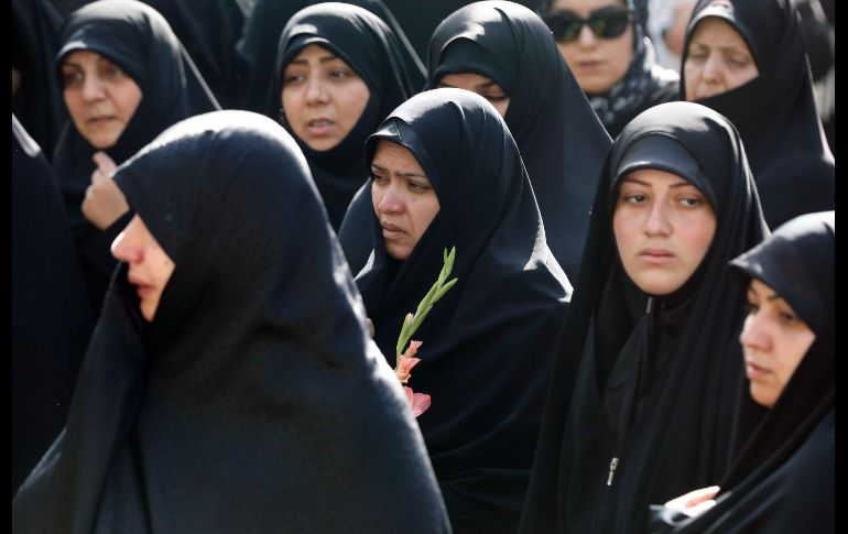 Mujeres reaccionan en Teherán, Irán, durante una procesión por 130 soldados iraníes muertos en al guerra de Irán-Iraq (1980-1988), cuyos cuerpos fueron recientemente devueltos de Iraq. AFP