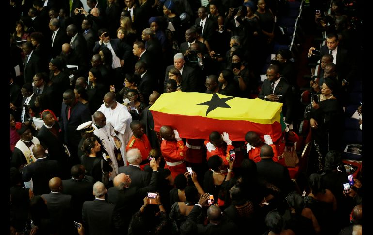 Soldados cargan el ataúd con los restos del ex secretario de la ONU Kofi Annan, envuelto en una bandera de Ghana, tras el funeral de Estado en Accra. Annan fue sepultado hoy con honores militares en su país natal. AP/S. Alamba