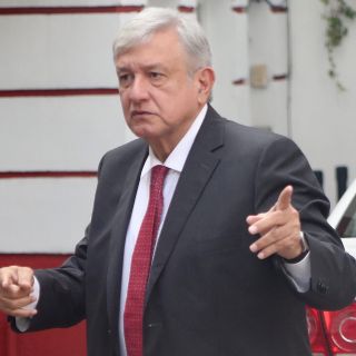 López Obrador y gobernador de Banxico revisan crecimiento del país
