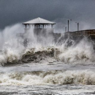 El huracán "Florence" comienza a azotar la costa este de EU