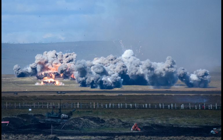 Explosiones se observan en Tsugol, Rusia, durante los ejercicios militares Vostok 2018, que son considerados los mayores del país desde la Guerra Fría, con la participación de 300 mil soldados rusos y un número importante de efectivos de China. AFP/M. Antonov