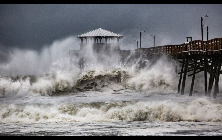 Olas se estrellan en Atlantic Beach, en Carolina del Norte, por el efecto del acercamiento del huracán 