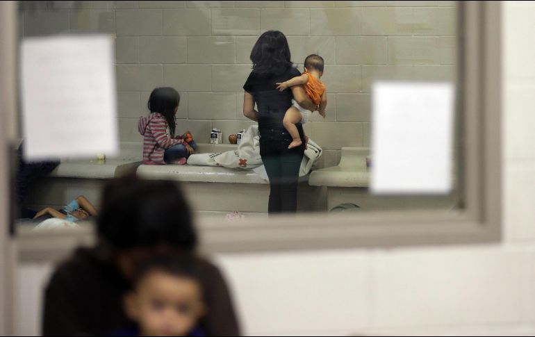 El gobierno federal informó que han reunido a dos mil 217 de los dos mil 654 niños separados de sus padres en la frontera;  el proceso continúa para 211. EFE / ARCHIVO