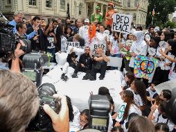 Yoko Ono, Ringo Starr y el actor Jeff Bridges; juntos en Nueva York, pidiendo por la paz y la educación. AP/E. Agostini