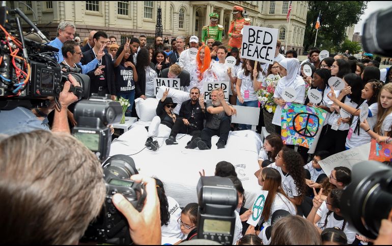 Yoko Ono, Ringo Starr y el actor Jeff Bridges; juntos en Nueva York, pidiendo por la paz y la educación. AP/E. Agostini