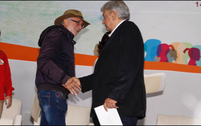 Sicilia (izq) dice a López Obrador (der) que ha decidido cumplir con la palabra dada y realizar diálogos para formular un plan para construir la paz. NTX / O. Ramírez
