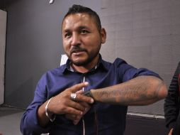 Carrizales Becerra acudió a la ceremonia vestido con pantalón de mezclilla, playera negra y tenis blancos. ESPECIAL