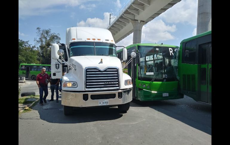 El camión de carga del Ayuntamiento de Zapopan que transportaba un vehículo de maquinaria pesada, impactó contra un camión de la ruta 13. EL INFORMADOR / R. Bobadilla