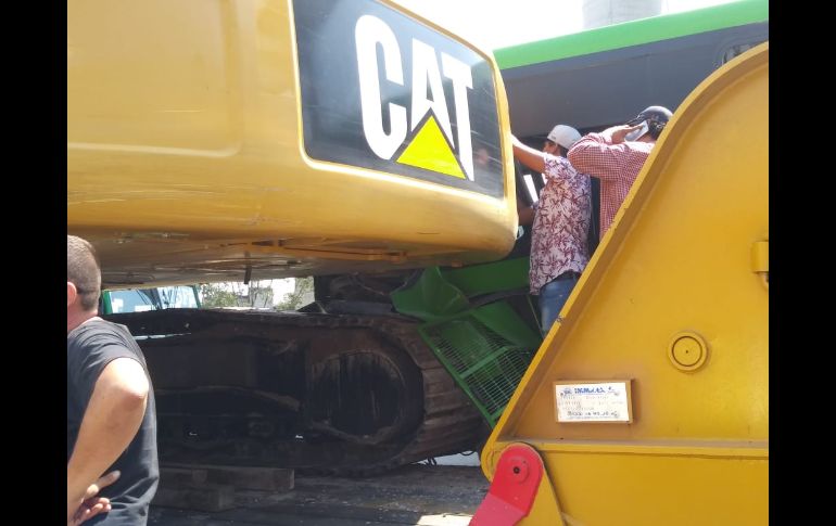 El camión de carga del Ayuntamiento de Zapopan que transportaba un vehículo de maquinaria pesada, impactó contra un camión de la ruta 13. EL INFORMADOR / R. Bobadilla