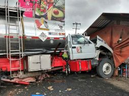 La circulación fue cerrada en su totalidad tras el accidente, y los vehículos fueron desviados por la vía de cuota La Marquesa-Toluca. TWITTER/@SUUMA_CDMX