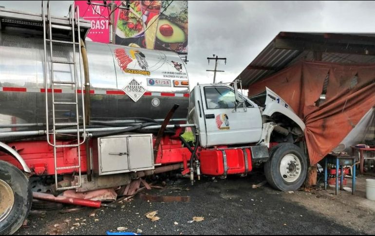La circulación fue cerrada en su totalidad tras el accidente, y los vehículos fueron desviados por la vía de cuota La Marquesa-Toluca. TWITTER/@SUUMA_CDMX