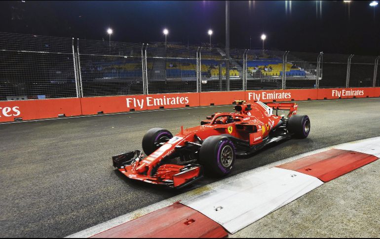 Kimi Raikkonen conduce su Ferrari durante la segunda sesión de prácticas libres, en donde registró el mejor tiempo. AFP