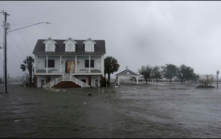 Las autoridades advirtieron que la amenaza del ciclón está lejos de acabar, ya que los restos de lo que fue un gran huracán seguirán durante días sobre la costa sureste de Estados Unidos. AP / T. Copeland