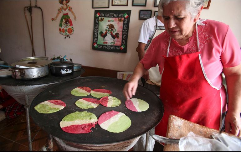 Por Fiestas Patrias, hacen tortillas tricolores en Toluca