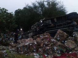 El camión de la empresa Pirma quedó tendido sobre la vialidad entre las cajas de cartón, donde hasta el momento, personal del Estado, realiza la búsqueda de más cuerpos. ESPECIAL/ Protección Civil y Bomberos de Jalisco