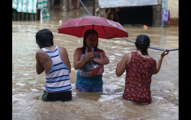Las autoridades filipinas han recomendado a los residentes evacuados de áreas de alto riesgo en la isla que no regresen a sus casas hasta que el peligro persistente haya pasado. EFE/ R. de la Pena