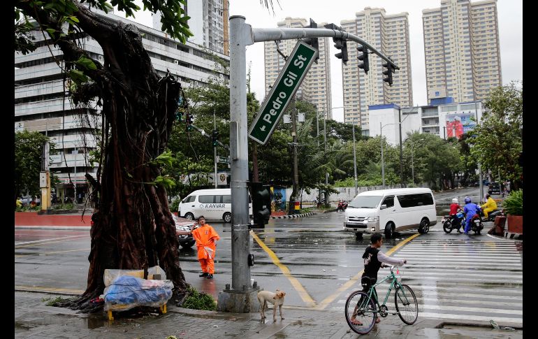 Las autoridades filipinas han recomendado a los residentes evacuados de áreas de alto riesgo en la isla que no regresen a sus casas hasta que el peligro persistente haya pasado. EFE/ M. Cristino