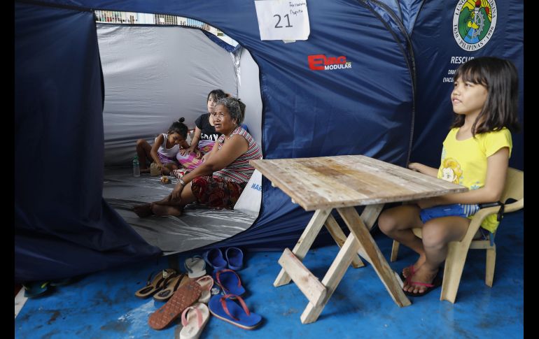 Las autoridades filipinas han recomendado a los residentes evacuados de áreas de alto riesgo en la isla que no regresen a sus casas hasta que el peligro persistente haya pasado. EFE/ R. de la Pena