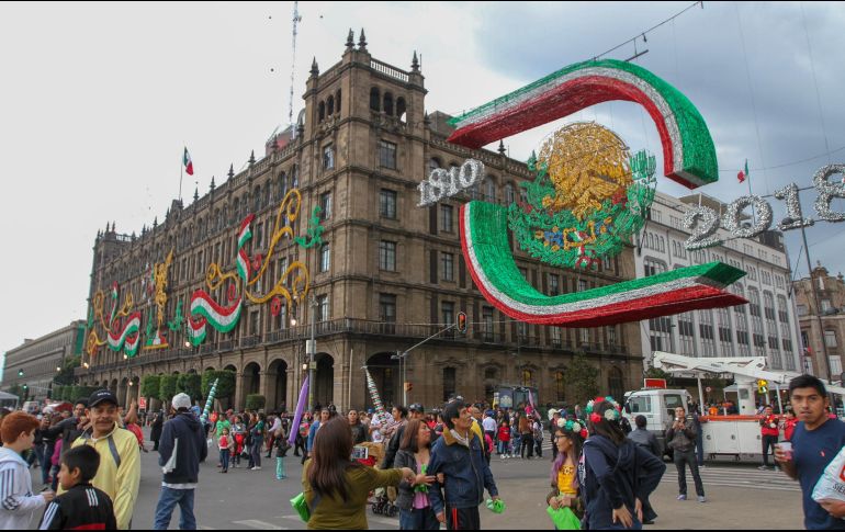 Los colores verde, blanco y rojo iluminaban las enormes paredes y balcones de Palacio Nacional, mientras en la plaza se veía a toda clase de personas. NTX/A. Rodríguez