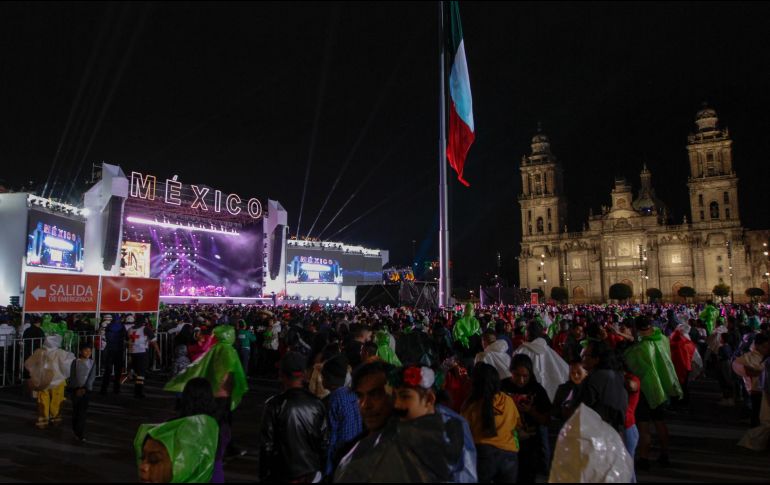 Los colores verde, blanco y rojo iluminaban las enormes paredes y balcones de Palacio Nacional, mientras en la plaza se veía a toda clase de personas. NTX/A. Rodríguez