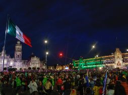 Los colores verde, blanco y rojo iluminaban las enormes paredes y balcones de Palacio Nacional, mientras en la plaza se veía a toda clase de personas. NTX/A. Rodríguez
