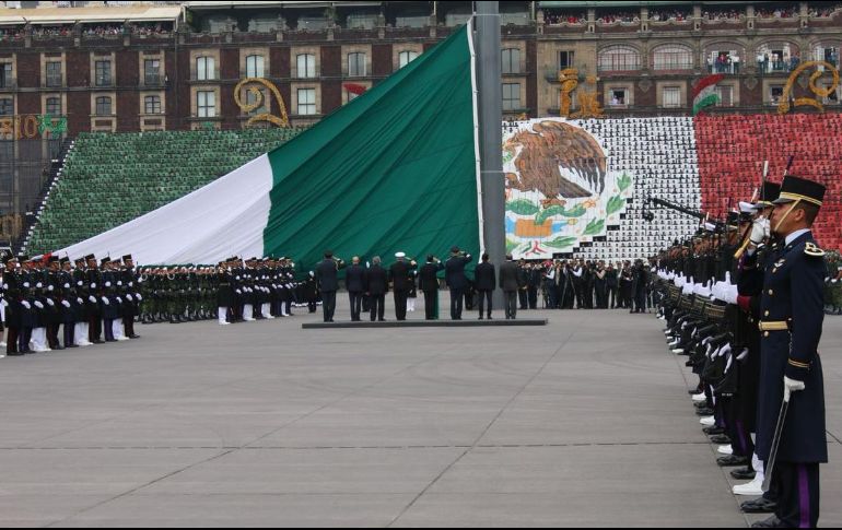El Presidente Peña Nieto, acompañado del general Salvador Cienfuegos, y del almirante Vidal Francisco Soberón pasaron revista a las tropas. TWITTER / @S_Cienfuegos_Z