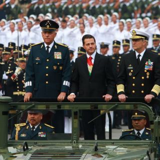 Peña Nieto preside desfile militar por Aniversario de la Independencia