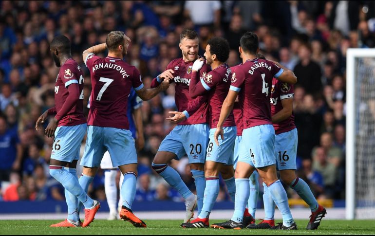 Yarmolenko (#20), del West Ham, celebra uno de sus dos goles con sus compañeros. AFP/P. Ellis