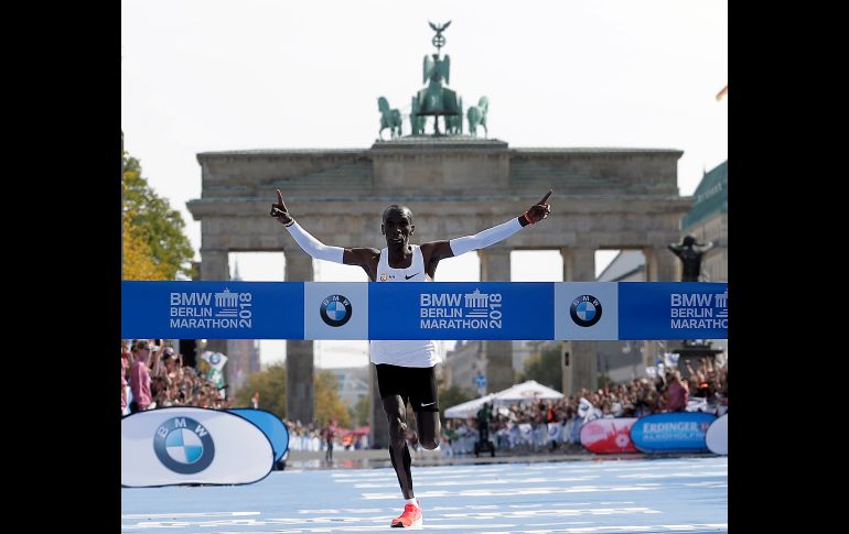 Eliud Kipchoge corre para ganar el Maratón de Berlín, Alemania, e imponer un nuevo récord mundial con dos horas, un minuto y 39 segundos. AP/M. Schreiber