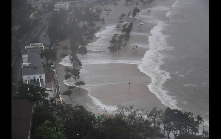 Grandes olas golpean la playa Repulse Bay en Hong Kong por el efecto del tifón 
