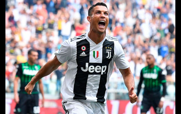 Cristiano Ronaldo, del Juventus, celebra tras anotar ante Sassuolo, en partido de la Liga italiana disputado en Turín. AP/ANSA/A. Di Marco