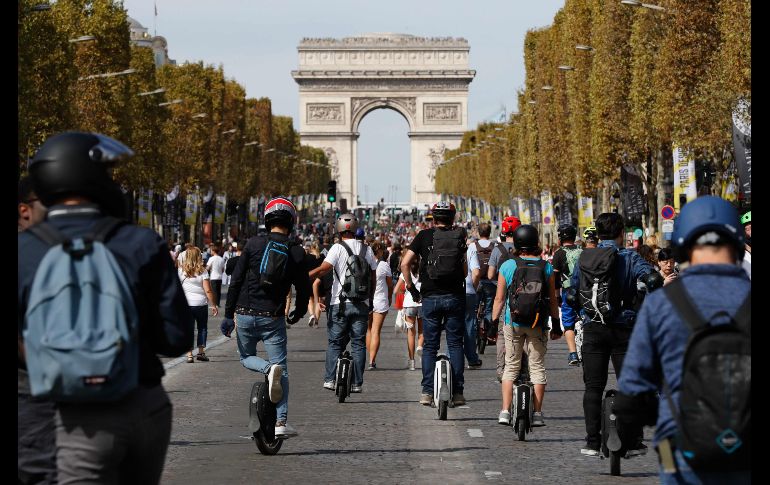 Personas disfrutan del día sin automóviles en París, Francia, frente al Arco del Triunfo. AFP/F. Guillot
