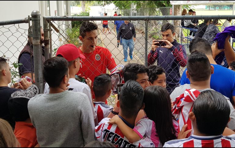 El portero Raúl Gudiño fue uno de los elementos rojiblancos que más atendieron a los aficionados. EL INFORMADOR/D. Reos