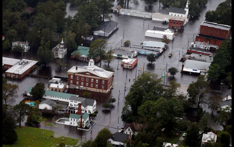 Las calles de Trenton, Carolina de Sur, quedan inundadas tras el paso del huracán 