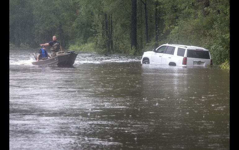 Efectivos de los cuerpos de rescate navegan en una lancha por una calle inundada de Latta, Carolina del Sur. Las autoridades elevaron hoy a al menos 15 personas la cifra de fallecidos por las inundaciones y fuertes lluvias provocadas por 