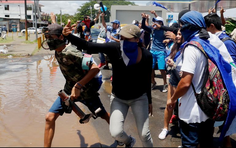 De acuerdo con las denuncias, los autoconvocados fueron atacados con piedras y fusiles AK-47. EFE / E. Biba