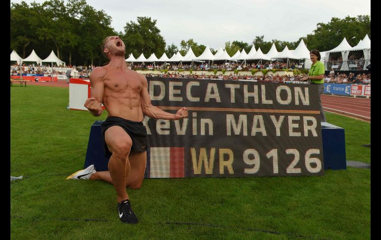 El atleta francés Kevin Mayer festeja tras batir el récord mundial de decatlón ,con 9 mil 126 puntos, superando la marca que tenía el estadounidense Ashton Eaton (9 mil 045 puntos), en la reunión Décastar en Talence, Francia. AFP/N. Tucat
