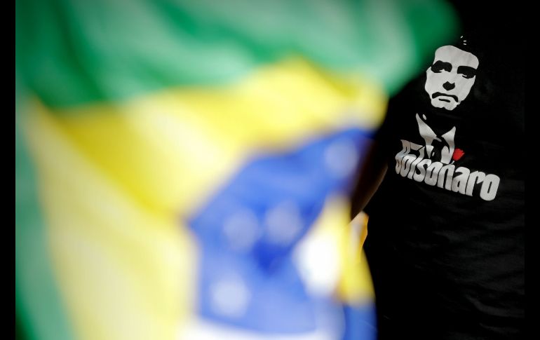 Seguidores del ultraderechista Jair Bolsonaro se reúnen en un hospital en Sao Paulo, Brasil, para expresar su apoyo al candidato presidencial. Bolsonaro hizo hoy una transmisión en vivo por las redes sociales desde el hospital en el que se recupera de una cuchillada, para dirigirse al electorado. EFE/F. Bizerra Jr.