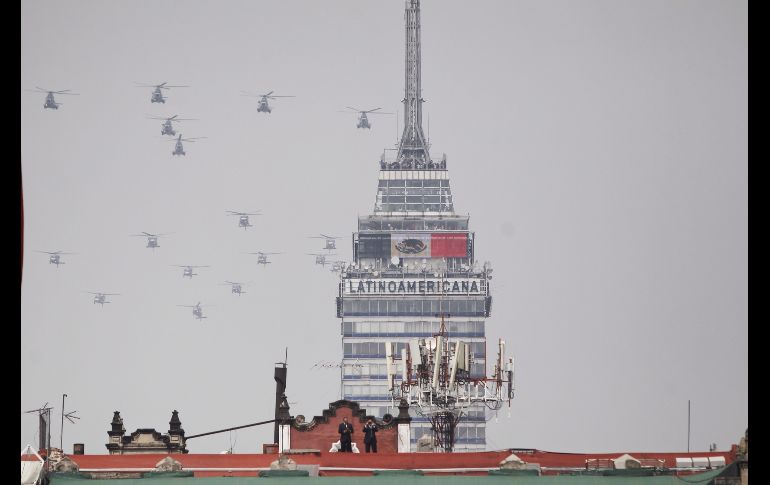 Aeronaves sobrevuelan durante el desfile militar de la Independencia en Ciudad de México. EFE/S. Gutiérrez